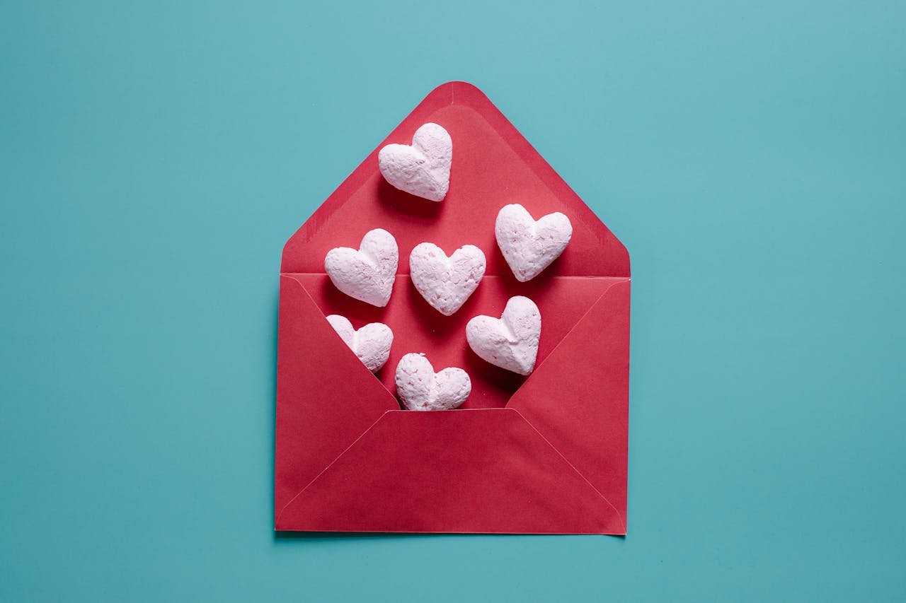 Red envelope with hearts for guests, featuring greeting cards for Valentine's Day, perfect for a romantic and personalized touch.