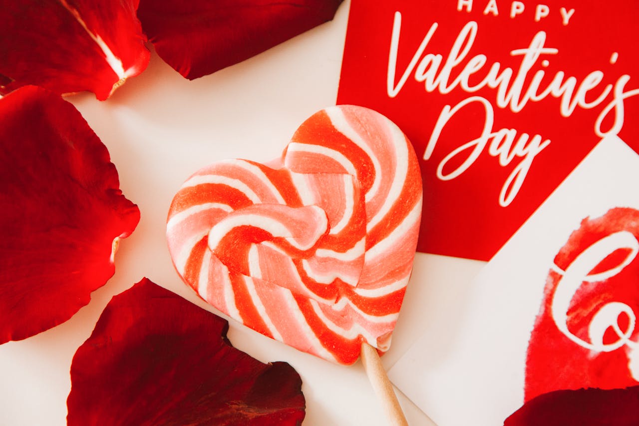 Valentine’s Day card with a heart-shaped lollipop, perfect for a sweet and thoughtful gesture for guests.